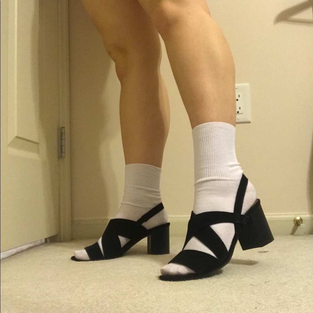 COMFORTABLE size 7 strappy chunky black heels!!!